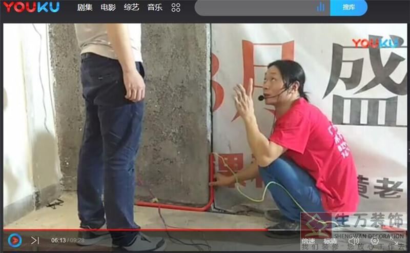 电工，电工培训中心张师傅教学员制作电线管从墙面上弯管下到地面上紧挨墙边排管制作标准工艺教学视频